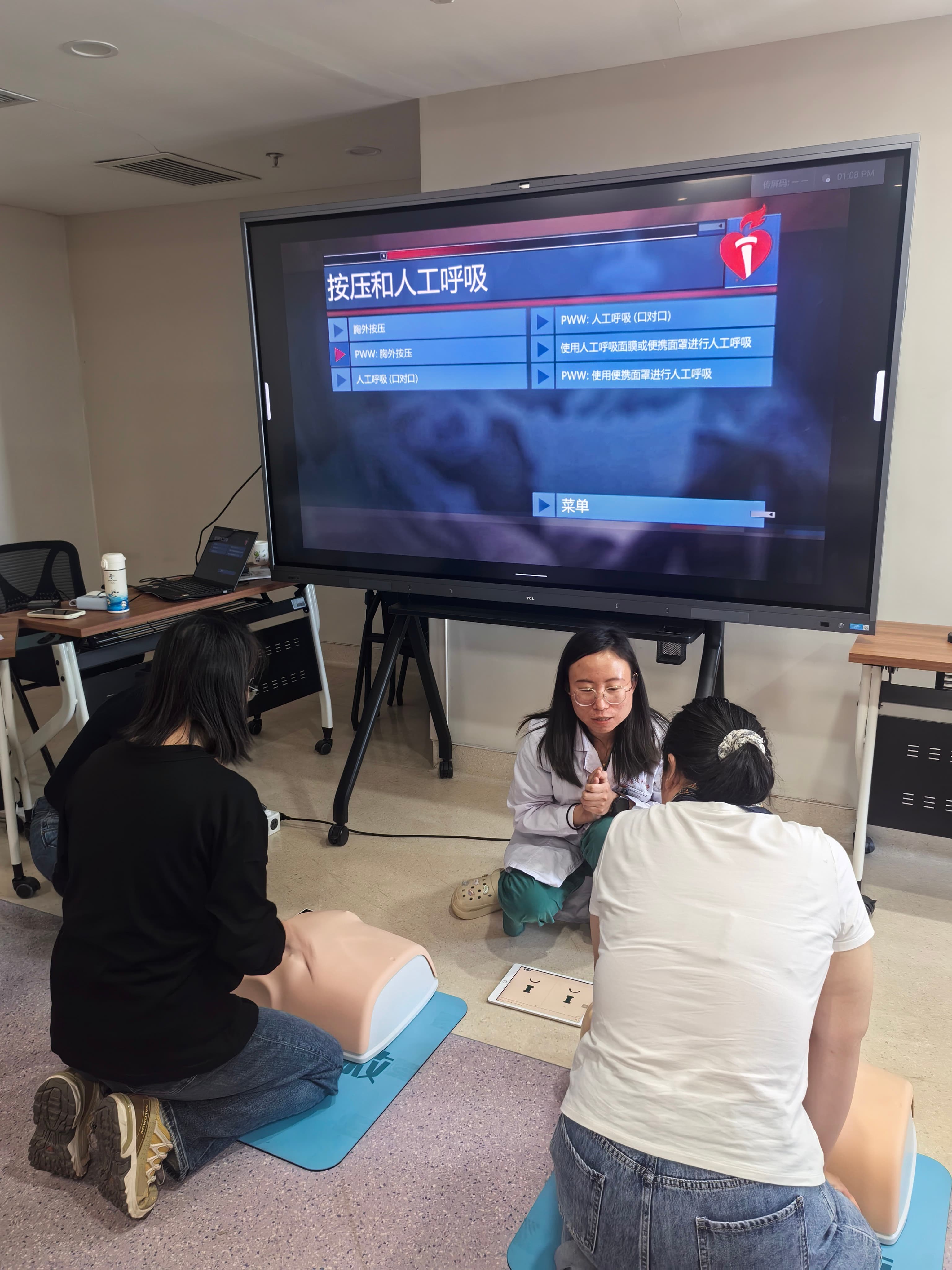 汾阳医院培训现场，导师指导学员练习心肺复苏